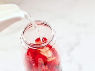 樱桃草莓冰爽果汁,最后倒入冰镇纯净水，喜欢果汁浓一些的可以少加一些冰水。