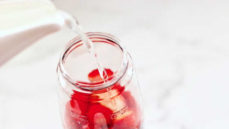 樱桃草莓冰爽果汁,最后倒入冰镇纯净水，喜欢果汁浓一些的可以少加一些冰水。