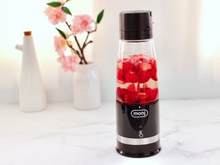 樱桃草莓冰爽果汁,盖上盖子启动榨汁模式。