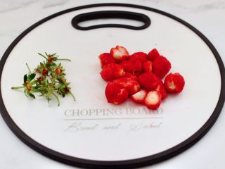 樱桃草莓冰爽果汁,洗净的草莓去蒂后，用刀切成小块。