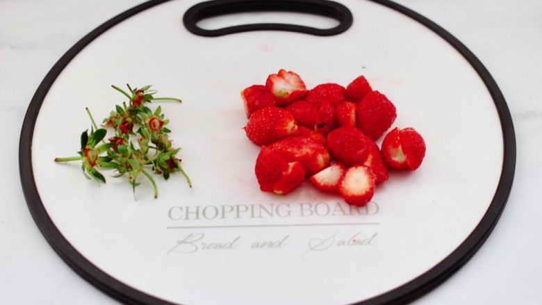 樱桃草莓冰爽果汁,洗净的草莓去蒂后，用刀切成小块。