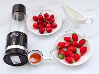 樱桃草莓冰爽果汁,首先备齐所有的食材。