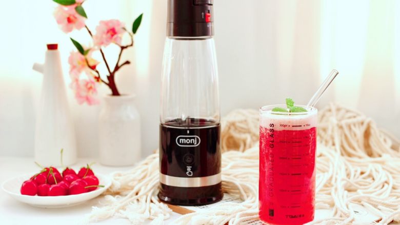 樱桃草莓冰爽果汁,榨好的果汁喝不完，可以放入冰箱冷藏保存，不会氧化的。
