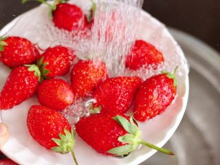 樱桃草莓冰爽果汁,草莓用清水反复冲洗干净。