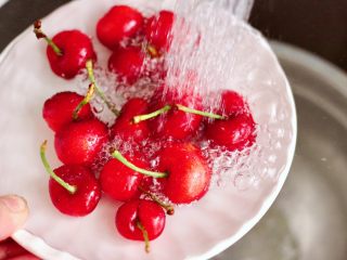 樱桃草莓冰爽果汁,把樱桃也是用清水反复冲洗干净。