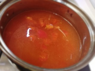 番茄肥牛酸汤泡面,加入开水。