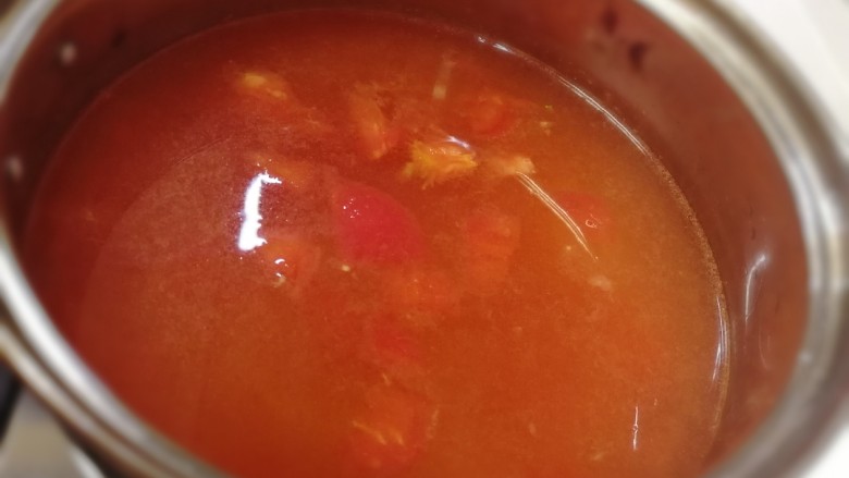 番茄肥牛酸汤泡面,加入开水。
