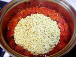 番茄肥牛酸汤泡面,水开放入面饼煮一分钟。