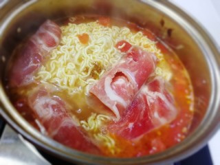 番茄肥牛酸汤泡面,放入肥牛卷，煮一分钟。