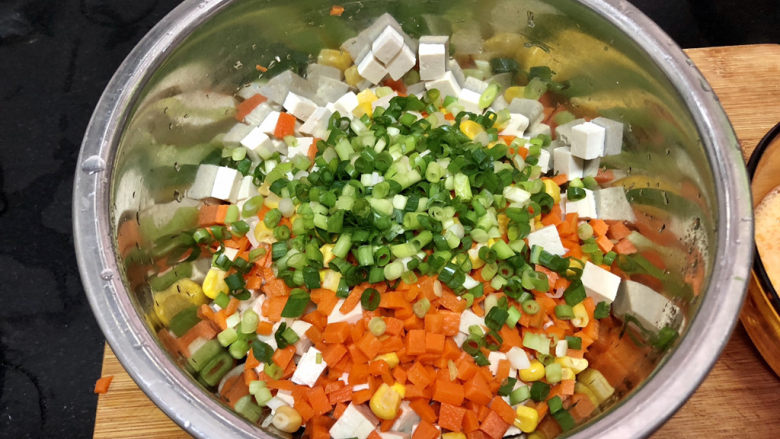 豆腐炒鸡蛋➕ 浮云冉冉送春华,取一小盆，放入豆腐块，胡萝卜粒，玉米粒，葱末和蛋液