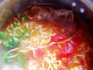 番茄肥牛酸汤泡面,先喝口汤。