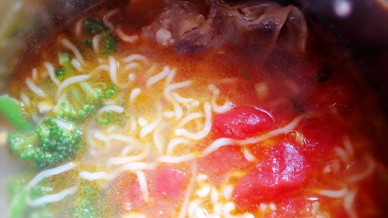番茄肥牛酸汤泡面,先喝口汤。