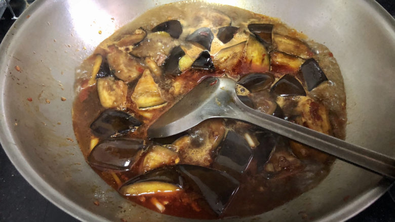 茄子粉丝煲➕肉末粉丝茄子煲,加入适量开水，没过茄子