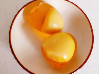 黄瓜皮蛋汤,准备两个皮蛋剥去外壳，洗净备用