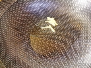 黄瓜皮蛋汤,起锅烧热加适量食用油爆香姜丝