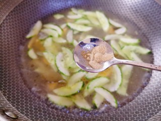 黄瓜皮蛋汤,再加入适量清水，适量胡椒粉