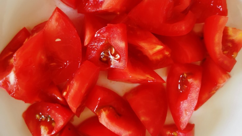 番茄炒丝瓜,番茄切块备用