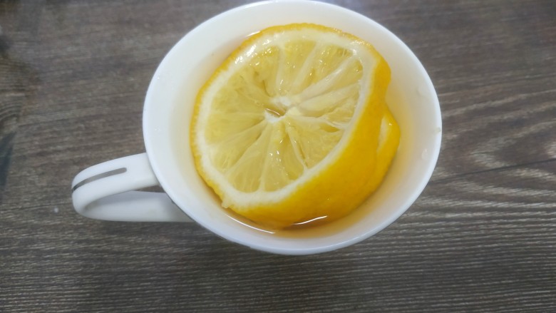 柠檬蜂蜜水,加入适量温水