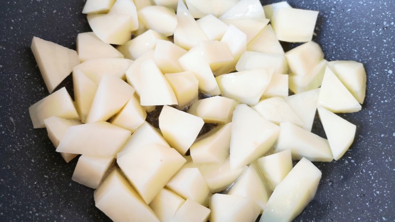 鹌鹑蛋焖土豆,炒锅内倒多一些食用油烧热，下入土豆块。