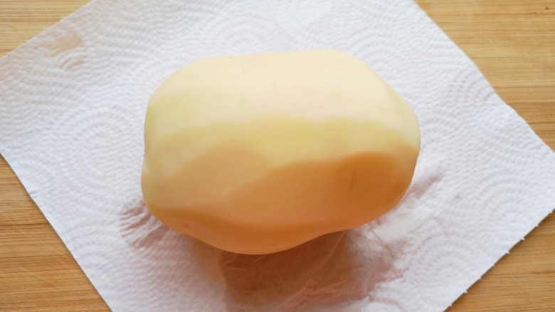 鹌鹑蛋焖土豆,<a style='color:red;display:inline-block;' href='/shicai/ 23'>土豆</a>去皮洗干净，用厨房用纸吸干表面的水分。