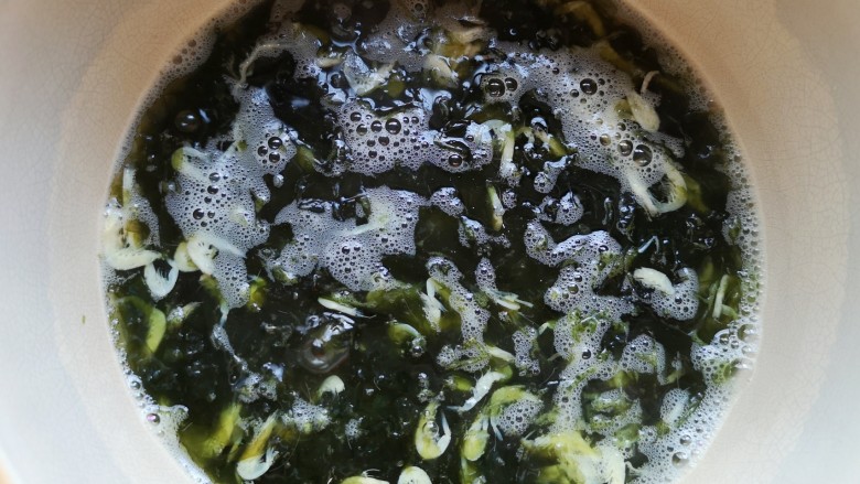 紫菜虾皮汤,锅开以后用勺子搅动一下。