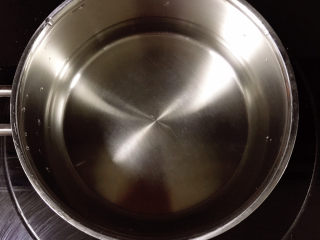 黄瓜皮蛋汤,锅中放入700毫升左右的清水