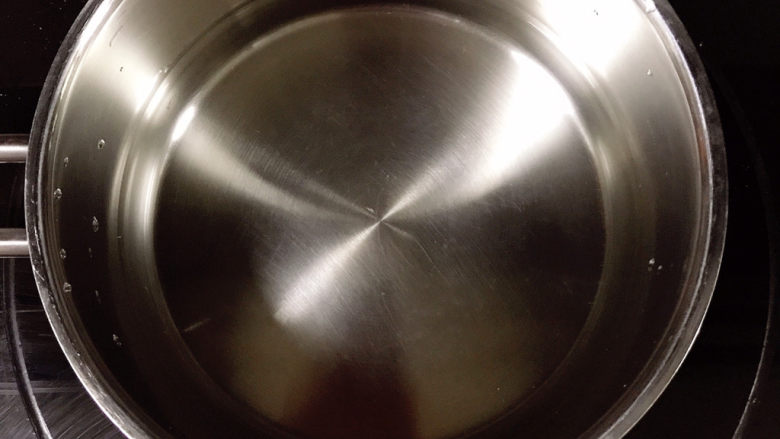 黄瓜皮蛋汤,锅中放入700毫升左右的清水