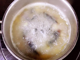 黄瓜皮蛋汤,熬几分钟，熬至汤发白