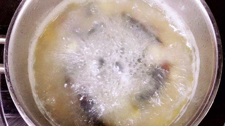 黄瓜皮蛋汤,熬几分钟，熬至汤发白