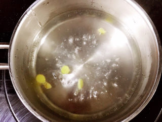 黄瓜皮蛋汤,下姜片煮开
