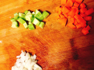 宫保鸡丁,黄瓜，胡萝卜，洋葱切丁