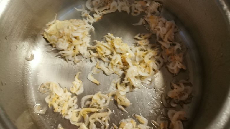 紫菜虾皮汤,起油锅 油热后放入虾皮翻炒 