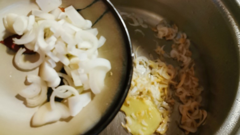 紫菜虾皮汤,放入葱碎 炒出香味