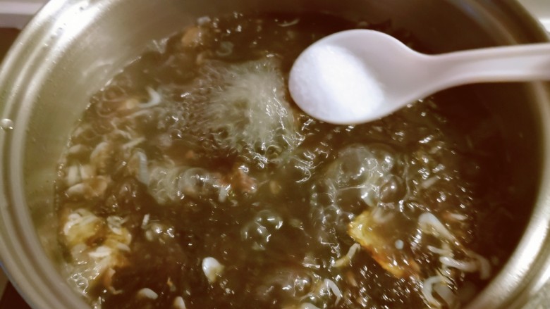 紫菜虾皮汤,煮开 放入盐