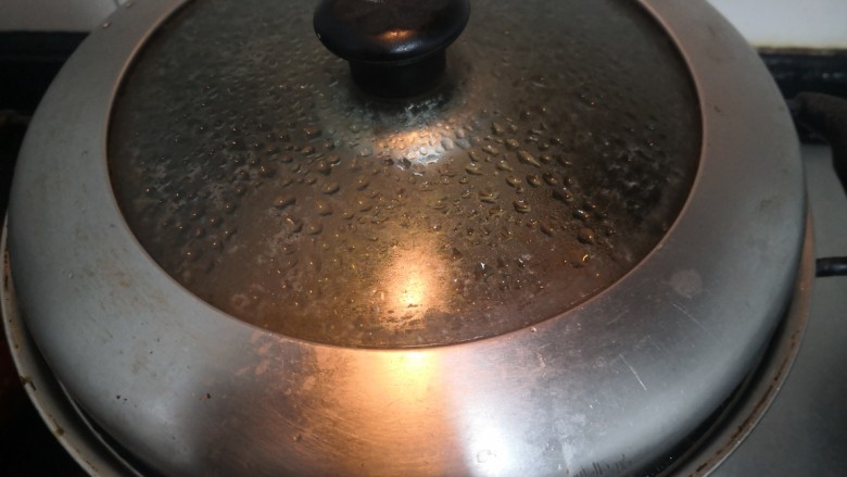 凉拌腐竹黄瓜,煮1分钟后，关火焖15分钟