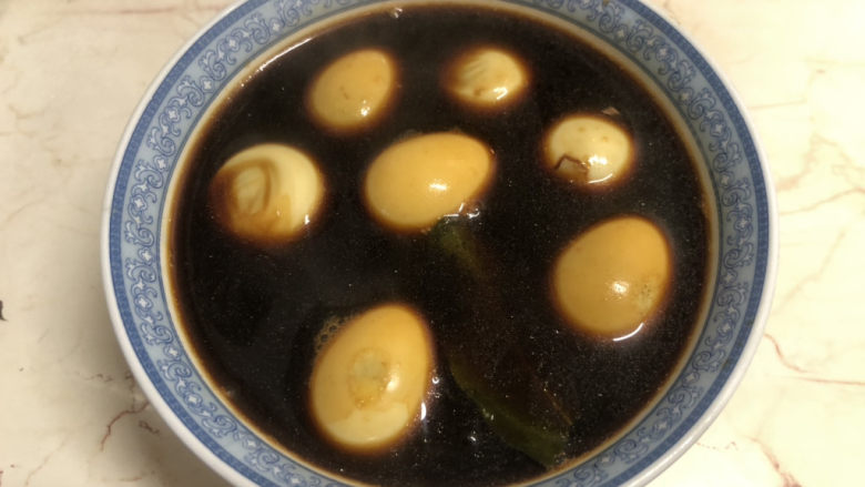 红烧鹌鹑蛋,捞出后，浸泡在汤里冷藏过夜，这样可以入味