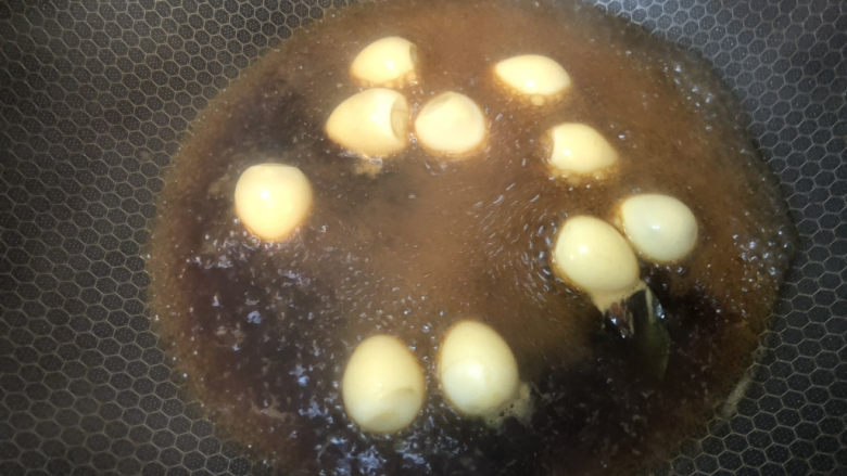 红烧鹌鹑蛋,煮出香味即可，大概煮5-10分钟