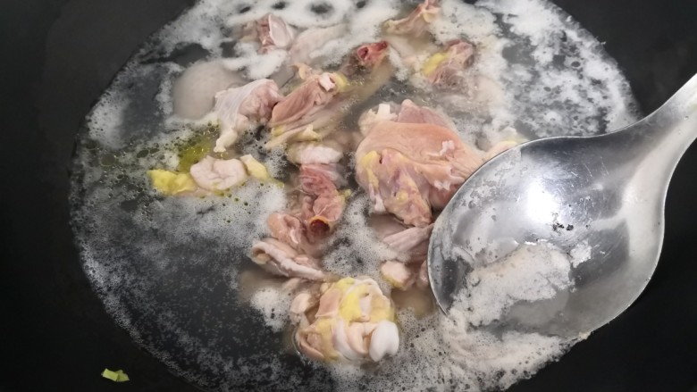 三黄鸡炖土豆,煮的过程中，撇去浮沫