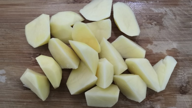 三黄鸡炖土豆,把土豆洗干净，切滚刀块，备用