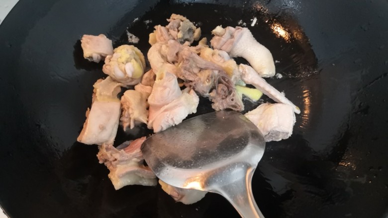 三黄鸡炖土豆,把鸡块，翻炒均匀
