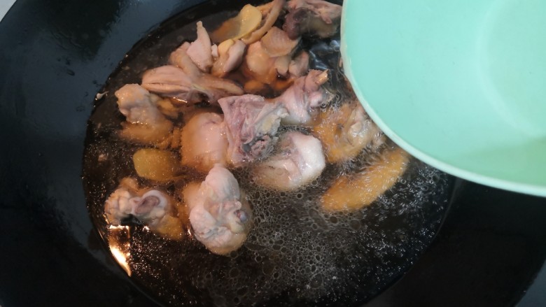 三黄鸡炖土豆,加入水，没过鸡块