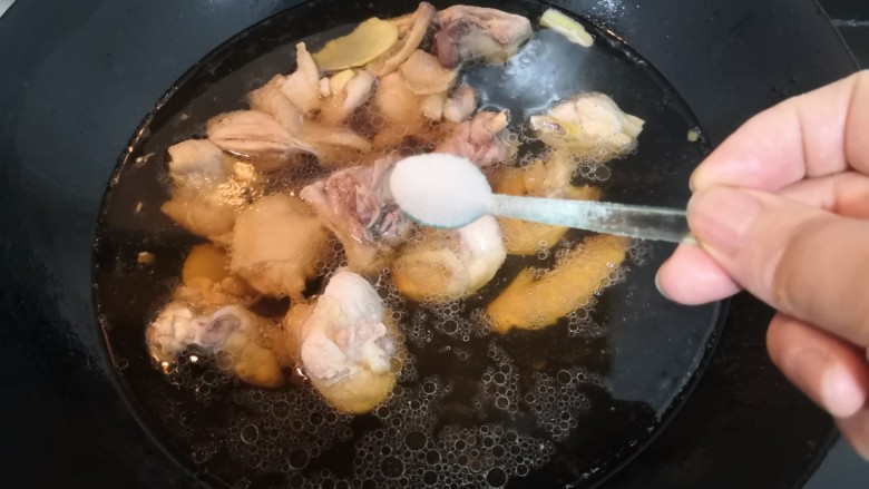 三黄鸡炖土豆,加入盐