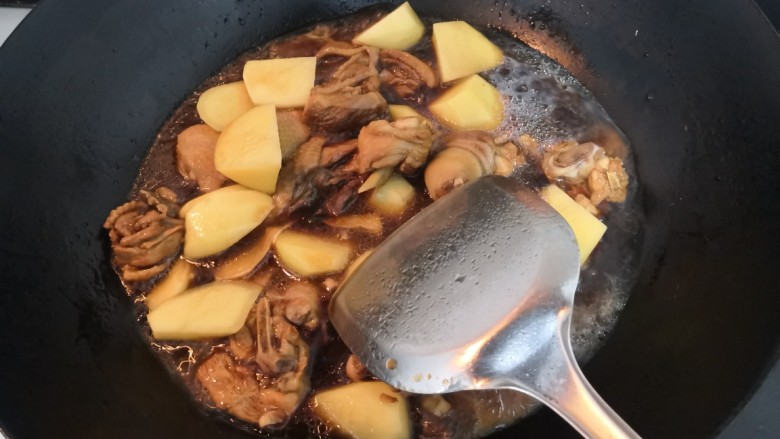 三黄鸡炖土豆,用铲子，翻拌均匀