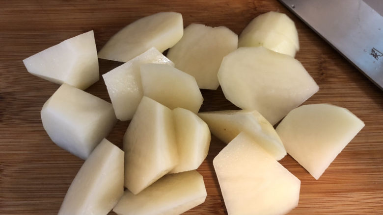 三黄鸡炖土豆,切成滚刀块