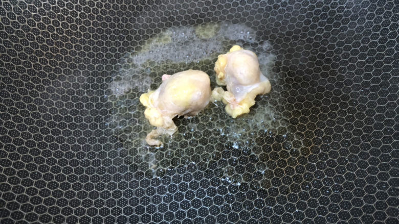 三黄鸡炖土豆,先用鸡生上的油，在锅内炼出一些