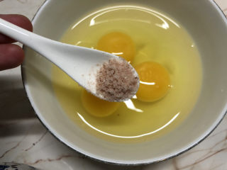 豆腐炒鸡蛋,加入适量盐