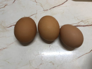 豆腐炒鸡蛋,准备三个鸡蛋