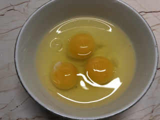 豆腐炒鸡蛋,把鸡蛋打到一个碗里面