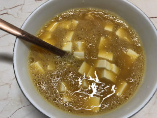 豆腐炒鸡蛋,搅拌均匀，有时间可以泡15分钟，让豆腐吸点味道进去