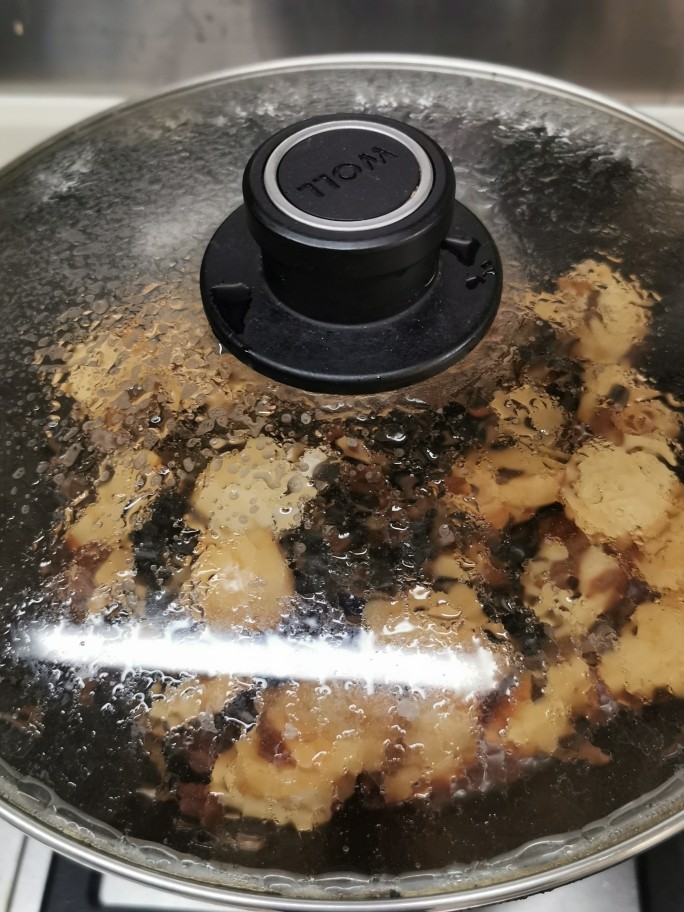 上海青炒年糕,倒入一碗水，加盖煮约3分钟左右。
